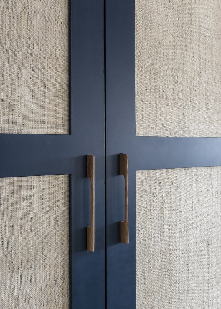 Portes de dressing sur mesure avec façades tissu et poignées bois