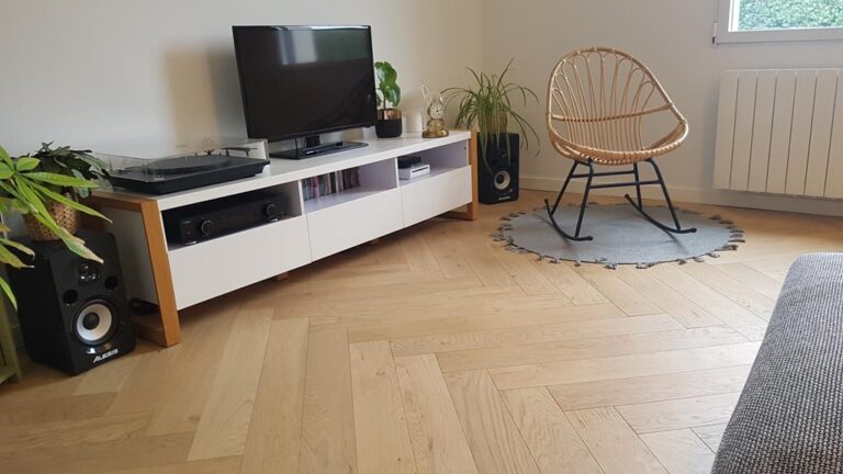 Parquet à chevrons posé dans un séjour à Rennes