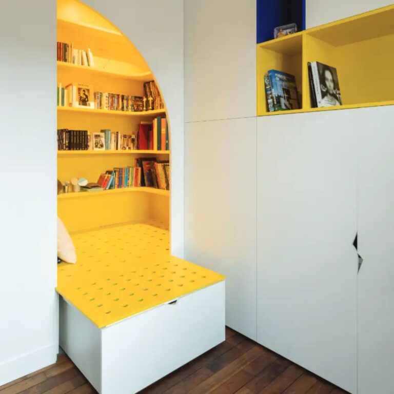 Lit et rangements encastrés sur mesure dans une chambre