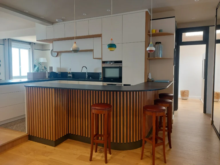 Cuisine sur mesure avec îlot habillé de tasseaux de bois à Rennes