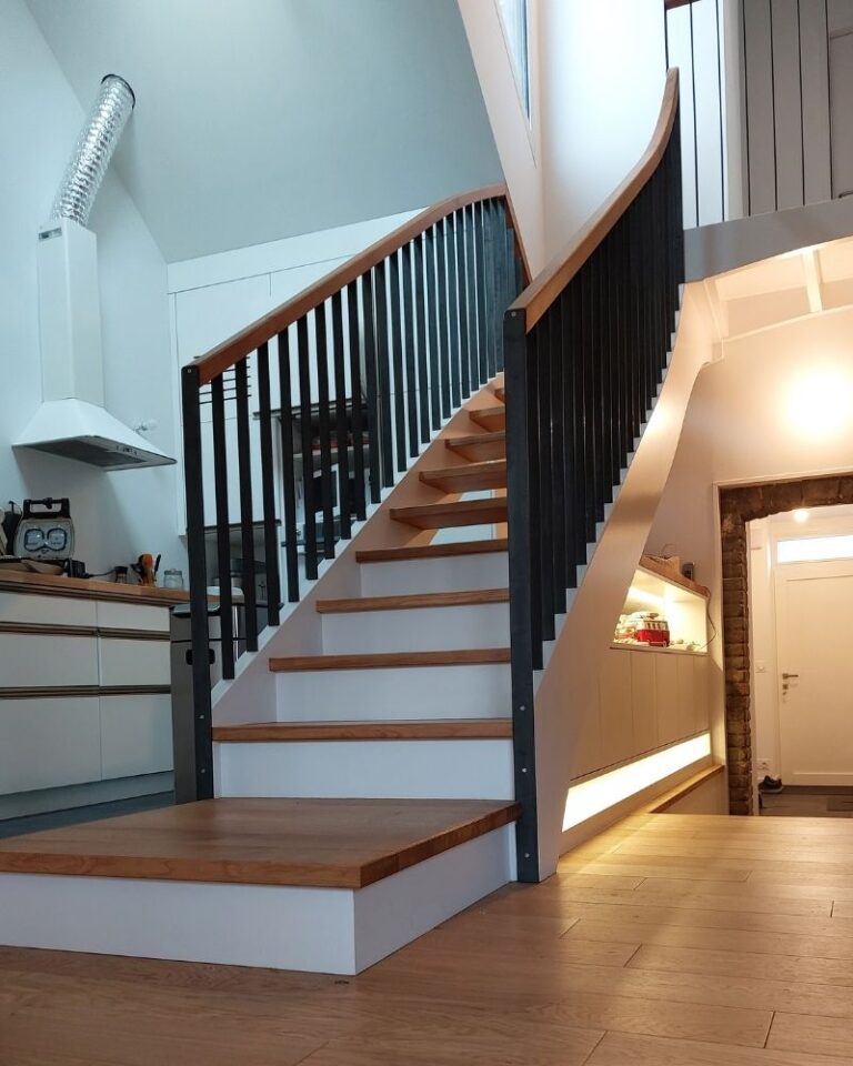 Escalier quart tournant bois et métal près d'une cuisine