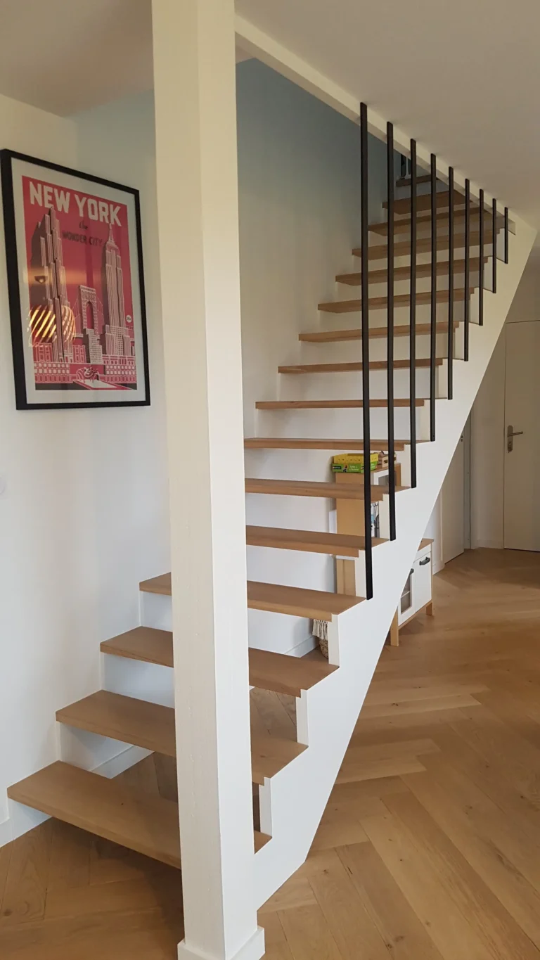 Escalier droit en bois sur mesure avec garde-corps métal à Rennes